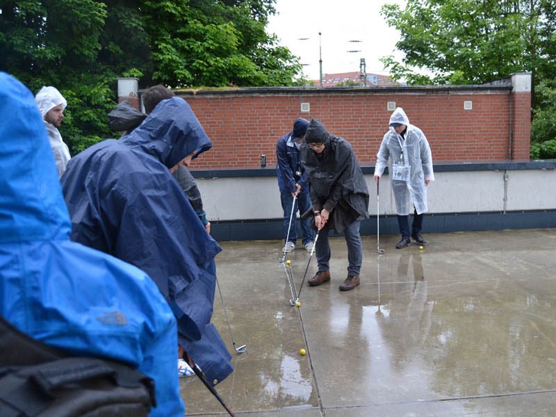 Crossgolf Gruppe im Regen